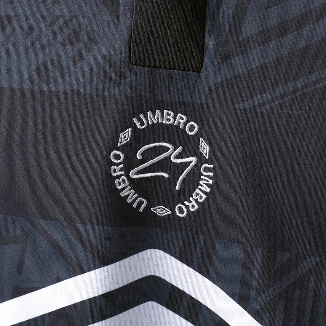 Umbro THE THIRD Graphic Practice Shirt for Men, Sweat-Absorbent, Soccer, Football, Long-Sleeve Shirt
